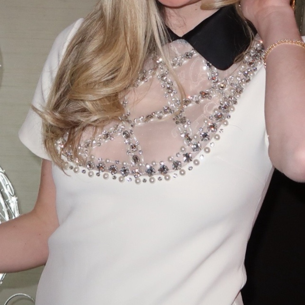 DRESS WITH CONTRASTING COLLAR AND JEWELRY DETAILS - WHITE